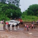 Logran sacar un pequeño camión que quedó atascado en el arroyo de Nandaime Foto: Momentos de angustia en Nandaime /TN8