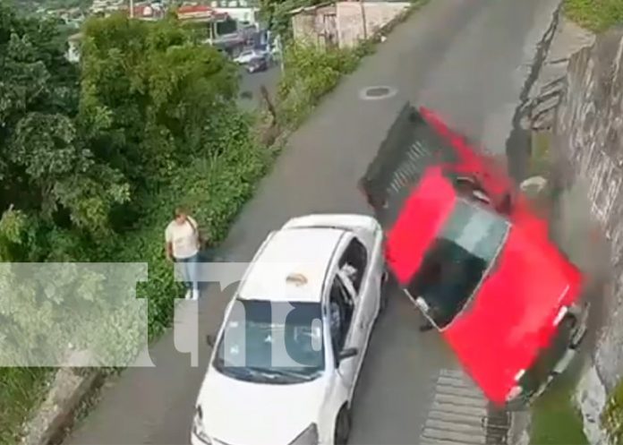 Foto: Vuelco de camioneta en una pendiente de Matagalpa / TN8 Foto: Vuelco de camioneta en una pendiente de Matagalpa / TN8