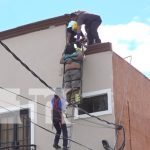 Pintar el techo de un hotel en Managua casi le cuesta la vida Foto: Hombre que pintaba el techo de un hotel en Managua casi pierde la vida / TN8