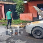 Conductor pierde su vehículo al incendiarse en Monseñor Lezcano, Managua Foto: Buen susto por carro en llamas en Monseñor Lezcano, Managua / TN8