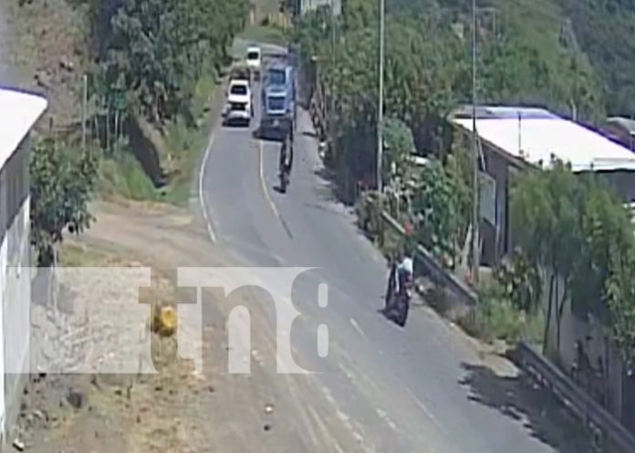 Foto: Un camión que aventajó provocó un aparatoso accidente en Matagalpa / TN8 Foto: Un camión que aventajó provocó un aparatoso accidente en Matagalpa / TN8