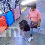 Ganchera adelanta su aguinaldo y se “pela” unos pantalones en el Huembes Foto: Gancheras en el Mercado Roberto Huembes / TN8