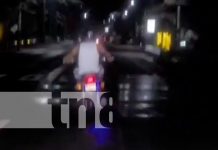 ¡Bien ebrio! Zigzag de motorizado en Carretera Vieja a León (VIDEO) Foto: Irresponsable motociclista en la Carretera Vieja a León / TN8