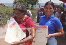 Felicidad para familias en Estelí: Reciben lotes del Bismarck Martínez Foto: Entregan lote de terrenos Bismarck Martínez en Estelí / TN8