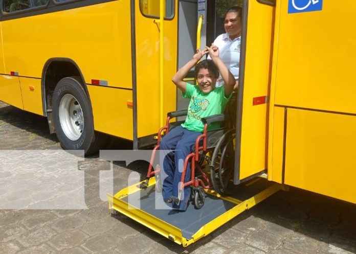 Foto: Nuevos buses para la Escuela Melania Morales / TN8 Foto: Nuevos buses para la Escuela Melania Morales / TN8