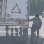 Irresponsabilidad de ciclista pudo costarle la vida en la Cuesta El Plomo (VIDEO) Foto: Ciclista comete imprudencia en la Cuesta El Plomo / TN8