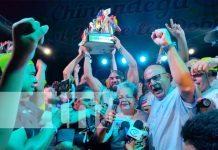 Tigres de Chinandega celebran el campeonato con la fanaticada Foto: Tigres de Chinandega celebran con sus fanáticos / TN8