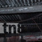 Hogar destruido y dudas en aumento: ¿Quién estuvo detrás del incendio en Nejapa? Foto: Un incendio destruyó por completa la casa de Reina García en Nejapa. La comunidad teme que el siniestro haya sido intencional/TN8