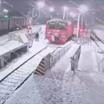 Milagro en Moscú: niña sobrevive tras ser atropellada por tren Foto: Milagro en Moscú: niña sobrevive tras ser atropellada por tren