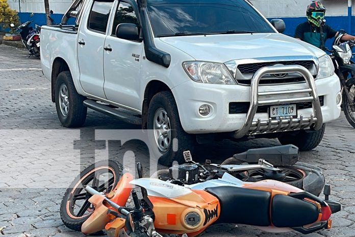 Foto: Motociclista grave en Juigalpa tras cruzar una intersección. El impacto con una camioneta le provocó una fractura en la pierna/TN8 Foto: Motociclista grave en Juigalpa tras cruzar una intersección. El impacto con una camioneta le provocó una fractura en la pierna/TN8