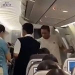 Pasajero provoca pánico al intentar abrir la puerta del avión en vuelo Foto: Caos en avión /cortesía