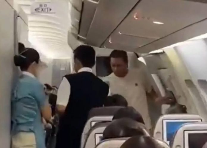 Foto: Caos en avión /cortesía Foto: Caos en avión /cortesía