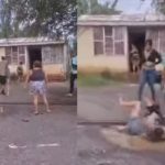 Viral pelea entre vecinas termina en un baño de agua sucia Foto: Vecinas caen en charco y los memes no paran /cortesía