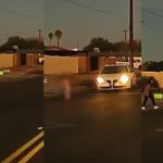 Mujer salva a bebé de ser atropellado en la calle Foto: Mujer salva a bebé /cortesía