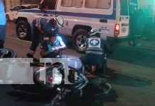 Camioneta provoca accidente que deja a un motociclista gravemente herido en Managua Foto: Grave accidente en los semáforos del Parque de Feria, Managua: motociclista resulta seriamente lesionado tras invasión de carril./TN8