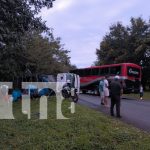 Accidente en la carretera Nueva Guinea-El Triunfo deja daños materiales y lesionados Foto: Camión lechero impacta contra un bus en Nueva Guinea /TN8