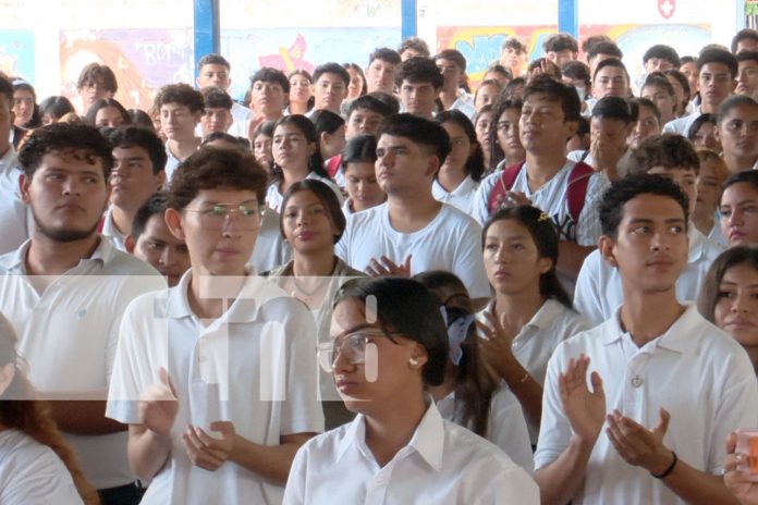 Foto: entrega oficial del bono presidencial a los estudiantes de último año/TN8 Foto: entrega oficial del bono presidencial a los estudiantes de último año/TN8