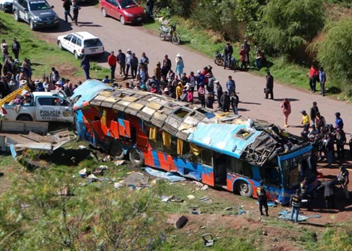 1 Foto: Desplome de autobús en Perú deja al menos siete muertos / Cortesía