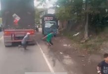 A fajazos reprenden a menores que iban colgados de una rastra en Carretera Norte Foto: A fajazos reprenden a menores que iban colgados de una rastra en Carretera Norte/TN8