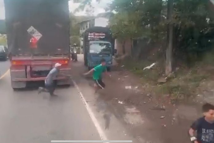 1 Foto: A fajazos reprenden a menores que iban colgados de una rastra en Carretera Norte/TN8