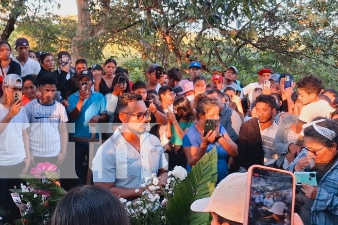 Foto: Chinandega de luto: Familiares despiden a una adolescente asesinada por su tío en El Viejo. La Policía Nacional ya tiene al responsable./TN8 Foto: Chinandega de luto: Familiares despiden a una adolescente asesinada por su tío en El Viejo. La Policía Nacional ya tiene al responsable./TN8