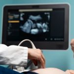 Ultrasonido captura a gemelas peleando en el vientre (VIDEO) Foto: ¡Gemelas en guerra! /cortesía