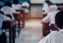 Profesora es suspendida tras filtrar accidentalmente conversación romántica con un alumno Foto: Profesora y su alumno /cortesía