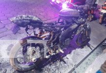 Motociclista se salva de morir calcinado tras el incendio de su vehículo en Ticuantepe Foto: Motociclista se salva de morir calcinado tras el incendio de su vehículo en Ticuantepe/TN8