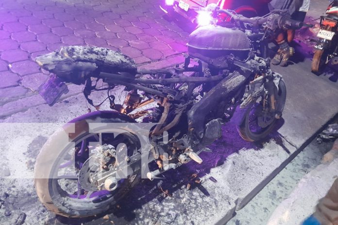 1 Foto: Motociclista se salva de morir calcinado tras el incendio de su vehículo en Ticuantepe/TN8