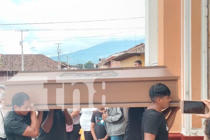 Foto; Despedida entre lágrimas a joven víctima de trágico ataque en Granada/TN8 Foto; Despedida entre lágrimas a joven víctima de trágico ataque en Granada/TN8