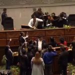 Sesión parlamentaria en Bolivia se sale de control (VIDEO) Foto: Escándalo en Bolivia /cortesía