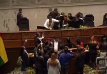 Sesión parlamentaria en Bolivia se sale de control (VIDEO) Foto: Escándalo en Bolivia /cortesía