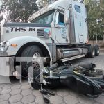 Milagro en Managua: motociclista sobrevive tras ser impactado por un cabezal Foto: Milagro en Managua: motociclista sobrevive tras ser impactado por un cabezal/ TN8