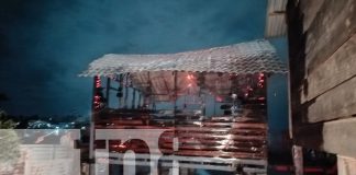 Foto: En Bluefields, los vecinos se movilizan para apagar un incendio provocado por una mujer celosa. Afortunadamente, no hubo víctimas/TN8