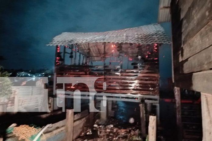 Foto: En Bluefields, los vecinos se movilizan para apagar un incendio provocado por una mujer celosa. Afortunadamente, no hubo víctimas/TN8 Foto: En Bluefields, los vecinos se movilizan para apagar un incendio provocado por una mujer celosa. Afortunadamente, no hubo víctimas/TN8