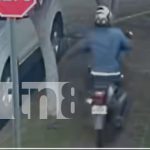 Insólito robo de un casco en Camino de Oriente, Managua Foto: Otro robo en la capital: delincuente se lleva un casco con total descaro. Las autoridades trabajan para identificarlo./TN8