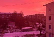 Fenómeno atmosférico tiñe de rosa y violeta el cielo de una ciudad Foto: El cielo se tiñe de rosa y violeta /cortesía