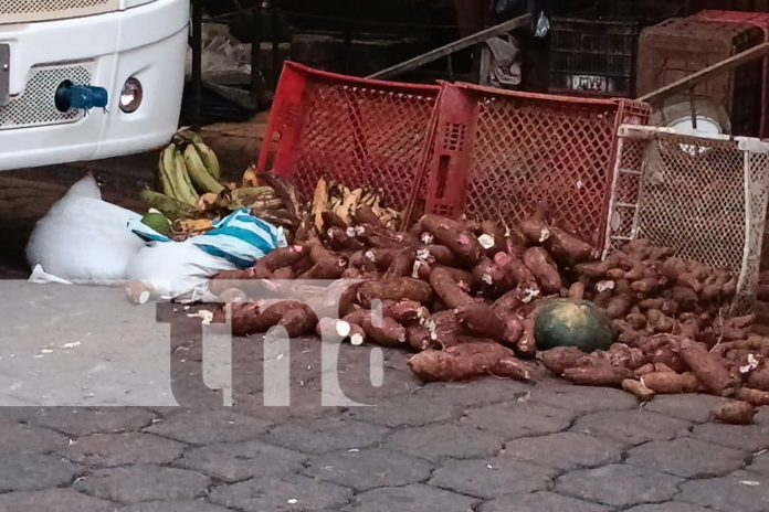 Foto:  Un accidente de tránsito en Juigalpa deja serios daños en un puesto de verduras. Autoridades investigan el caso./TN8 Foto: Un accidente de tránsito en Juigalpa deja serios daños en un puesto de verduras. Autoridades investigan el caso./TN8