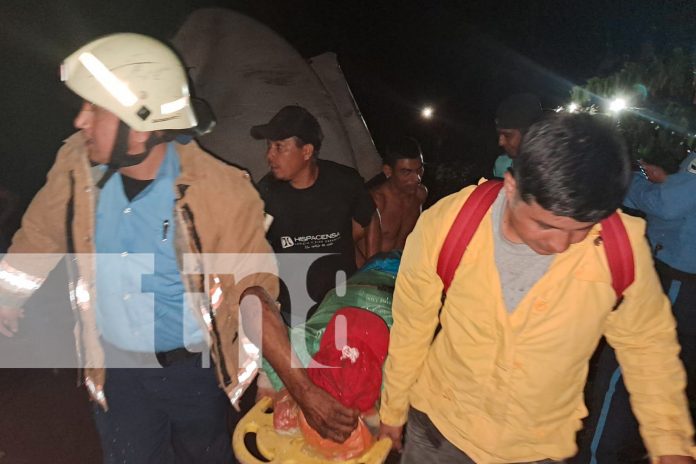 Foto: Accidente en Santa María de Pantasma: una cisterna cargada con 4,200 galones de combustible cayó a un abismo de 200 metros/TN8 Foto: Accidente en Santa María de Pantasma: una cisterna cargada con 4,200 galones de combustible cayó a un abismo de 200 metros/TN8