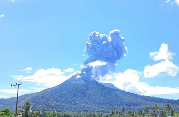 Foto: La erupción de un volcán en Indonesia deja 10 muertos y causa evacuaciones Foto: La erupción de un volcán en Indonesia deja 10 muertos y causa evacuaciones