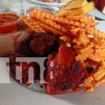 La Frontera: El restaurante rockero que se ha convertido en un ícono en Granada Foto: Si eres fanático del metal y el rock, la Frontera en Granada es tu lugar. Comida deliciosa, buena música y un ambiente único/TN8