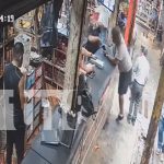 Dos sujetos protagonizan violenta pelea en el Oriental Foto: Escena de lucha libre; Dos sujetos se enfrentan en el Mercado Oriental/ TN8