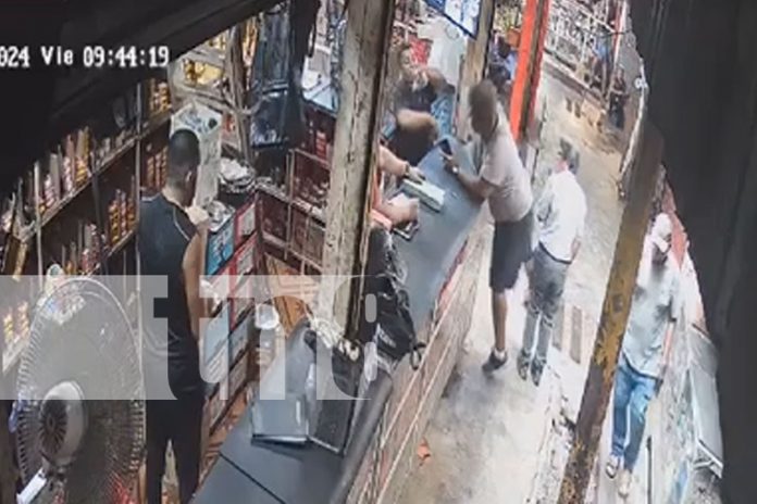 3 Foto: Escena de lucha libre; Dos sujetos se enfrentan en el Mercado Oriental/ TN8