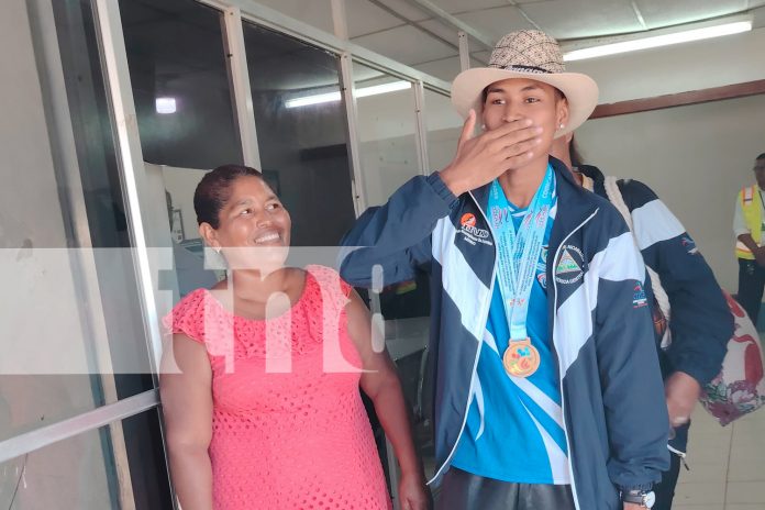 Foto: Bilwi recibe con alegría a Diran Hernández, campeón del atletismo inclusivo en Panamá. ¡Un orgullo que trasciende fronteras! / TN8 Foto: Bilwi recibe con alegría a Diran Hernández, campeón del atletismo inclusivo en Panamá. ¡Un orgullo que trasciende fronteras! / TN8
