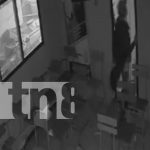 Ladrón saquea centro de computación en el Iván Montenegro y huye con botín valioso Foto: Ladrón saquea un centro de computación en el mercado Iván Montenegro, llevándose una laptop, un celular y $450 . /TN8