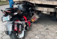 Foto: Accidente en Juigalpa: Un motociclista y su acompañante chocan contra un camión estacionado frente al Colegio Floresmilda. /TN8