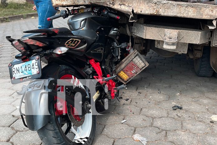 Foto: Accidente en Juigalpa: Un motociclista y su acompañante chocan contra un camión estacionado frente al Colegio Floresmilda. /TN8 Foto: Accidente en Juigalpa: Un motociclista y su acompañante chocan contra un camión estacionado frente al Colegio Floresmilda. /TN8