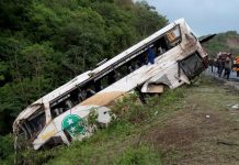 Desplome de autobús en Brasil deja al menos 18 víctimas mortales Foto: Al menos 18 muertos tras volcar un autobús en Brasil /Cortesía