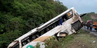 Foto: Al menos 18 muertos tras volcar un autobús en Brasil /Cortesía