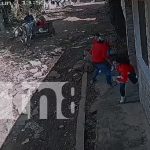 Robo con violencia en Managua: captan en video a un ladrón en carretón halado por caballo Foto: Dos mujeres fueron víctimas de un robo con violencia en el barrio Francisco Salazar, Managua. Las cámaras de seguridad los captaron/TN8